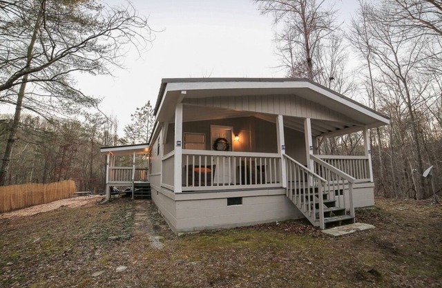 'Kiwi Creek' Nostalgic Retreat- Wifi, VHS Collection, Vinyl Records, Board Games