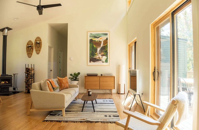 Knickerbocker Knoll: Tranquil + Modern w/Hot Tub
