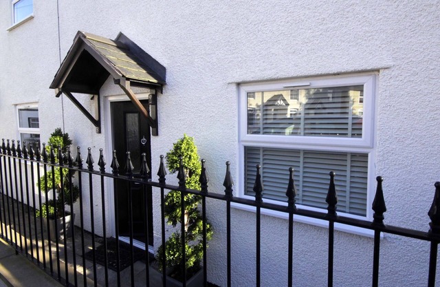 Knight Rest Cottage Conwy - 5 Star Reviews Boutique Cottage (parking & wifi)