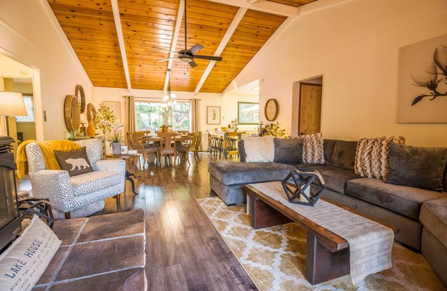 Knotty Pine-Pet Friendly w/A/C and Hot Tub!
