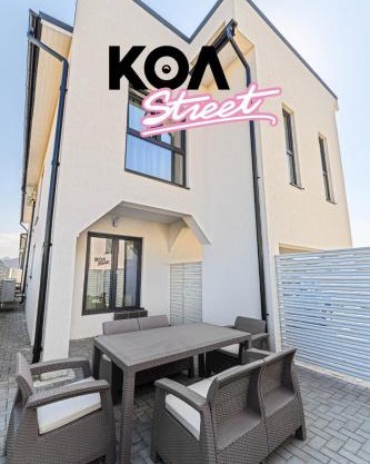 KOA - Street