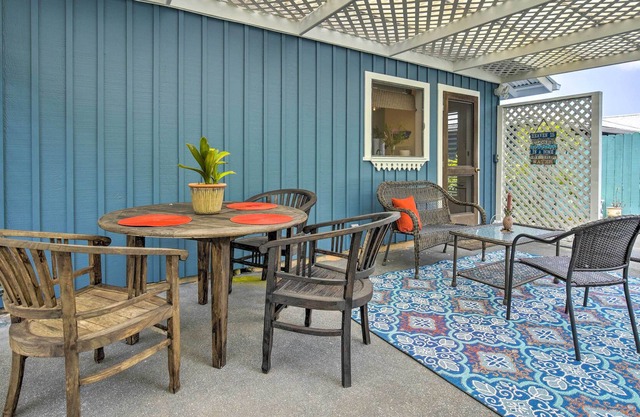 Kona Area Cabin ~ 4 miles to Magic Sands Beach!