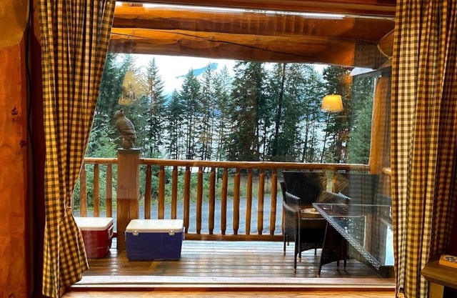 Kootenay Lake (Gray Creek, BC) - Log Home Cabin