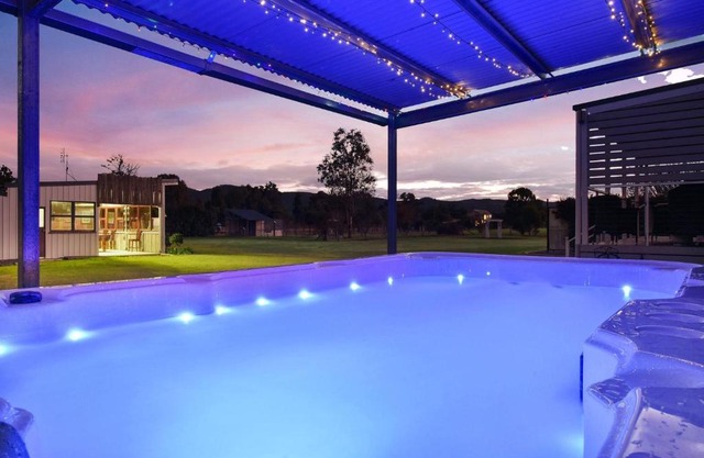 Kulang Lodge with Plunge Pool and Heated Spa