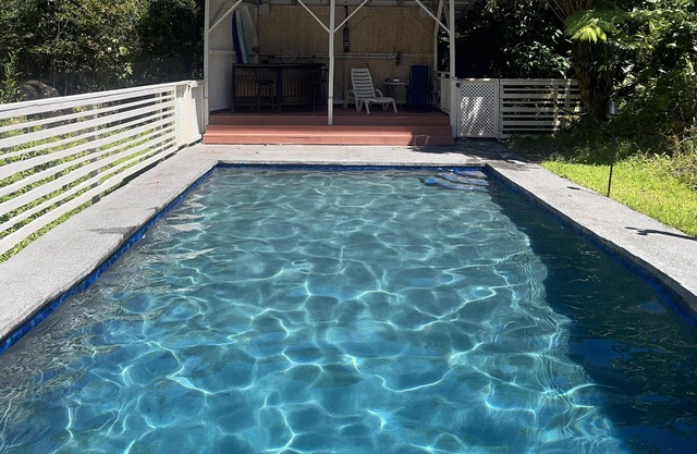 Kuleana Green Cottage with pool 30 min. from Volcano Nat'l Park!