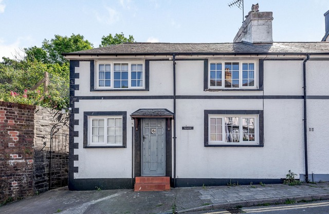 KYNASTON COTTAGE, pet friendly, with open fire in Aberdovey