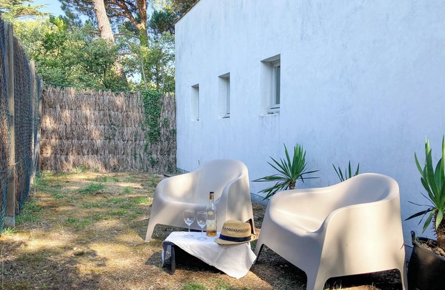 L'Annexe 55, near the village and at the foot of the dune overlooking the sea