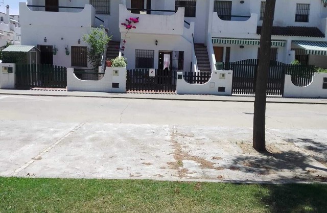 La Antilla-Vivienda Adosada en un jardin-7/8 PAX. Con aparcamiento.