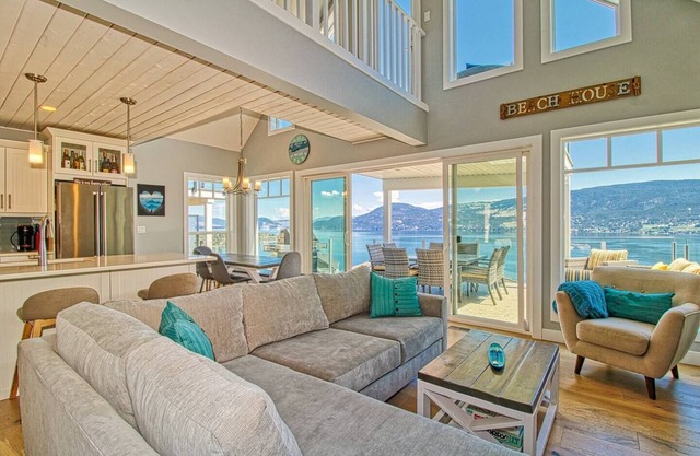 La Casa Bliss, 2 Bdrm plus loft sleeps 8, full 180 degree lake view!