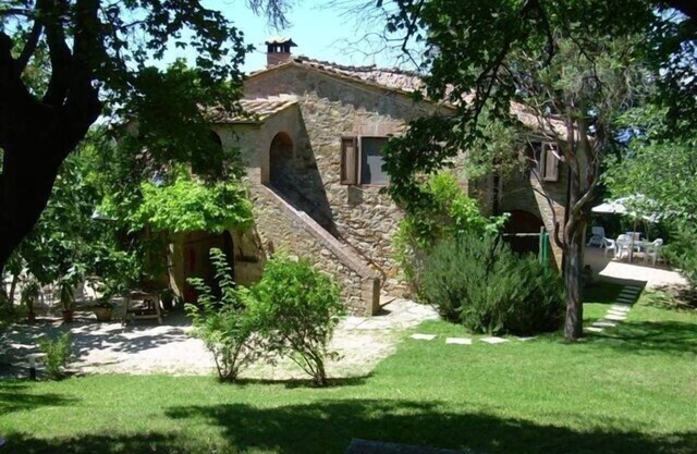 LA CASINA APARTMENT WITH PANORAMIC GARDEN AND POOL
