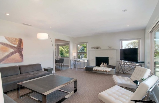 La Jolla Beach and Village - Contemporary and Bright w/Partial Ocean View