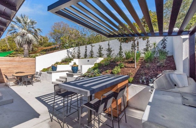 La Jolla Coastal Haven: Charming Home by Windansea