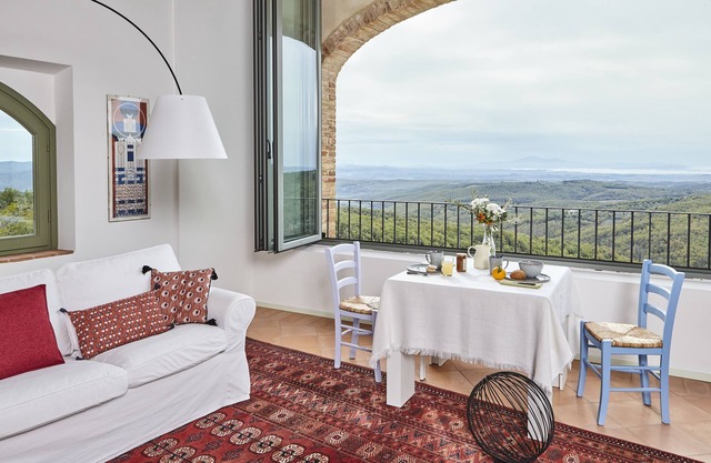 LA LOGGIA. HOUSE WITH STUNNING VIEW ABOVE THE CHIANTI REGION AND PANORAMIC POOL