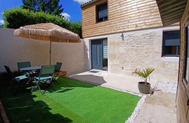La maison d'Eugénie, garden and free parking