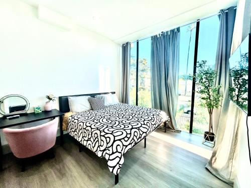 LA Modern Street View Glass Window 2BR