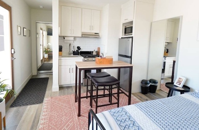 LA Modern Studio with Pool, BBQ Deck & Beaches