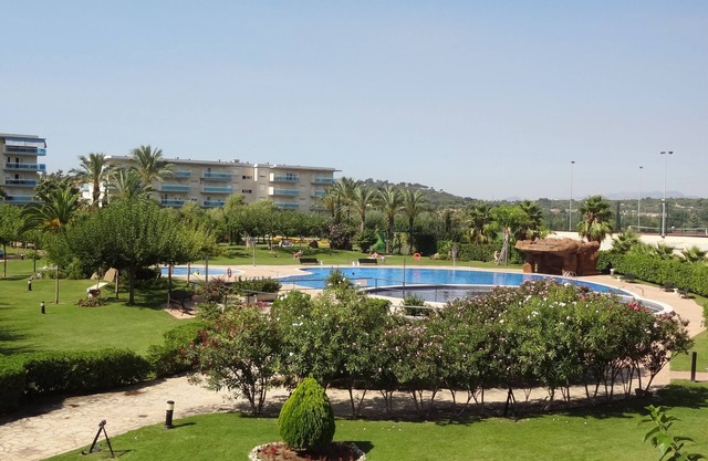 La Pineda: RESIDENTIAL APARTMENT. With pool, 200m Beach, Port Aventura, PADDLE, Mini golf, petanque, basketball, football .