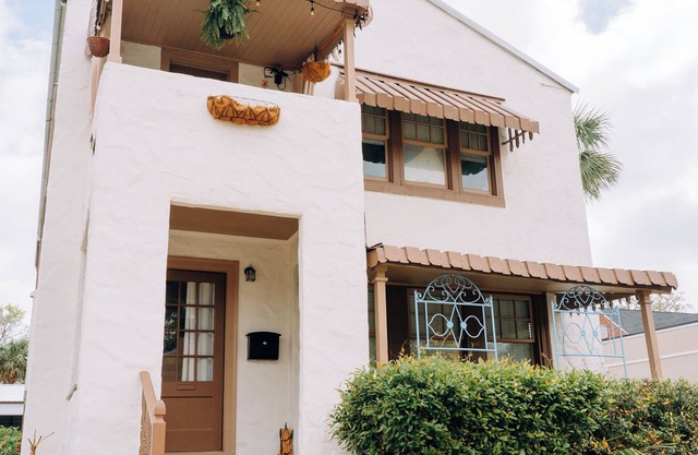 “La Playa” Downtown Brunswick Beach Cottage - near St. Simons & Jekyll