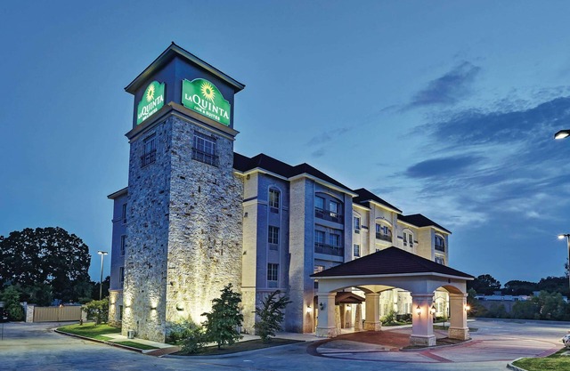 La Quinta Inn & Suites by Wyndham DFW Airport West - Euless