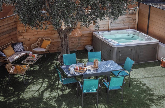 LA RÊVEUSE - Villa Paula - charming gîte in Provence - exterior & jacuzzi