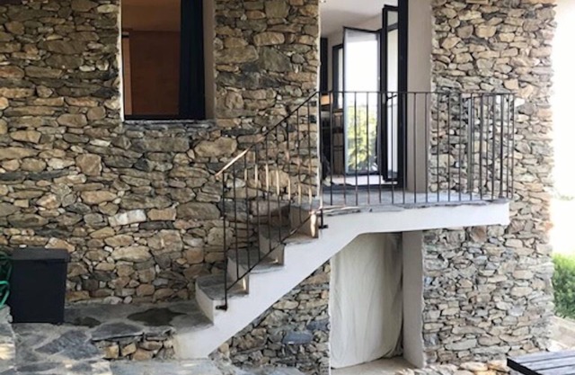 La Réserve accommodation for 2 people in property with sea view and swimming pool.