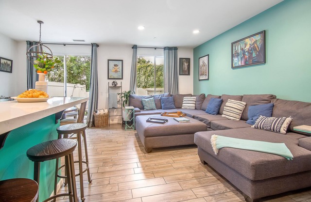 LA Retreat - Cozy Townhouse - Valley View