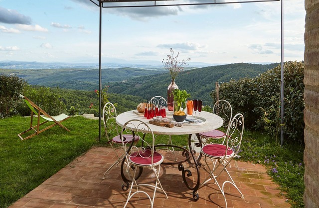LA RONDINAIA. CHARMING HOUSE WITH GARDEN AND POOL. AMAZING VIEW