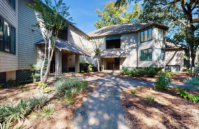 Lagoon-Front Villa w/Screened Porch, WiFi & AC - Steps to Beach, Tennis & Golf
