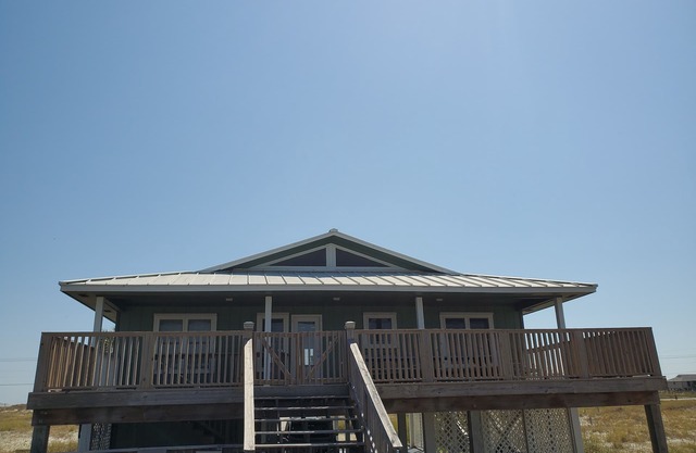 Lagoon House with something for Everyone. Good beach access or a private pool.