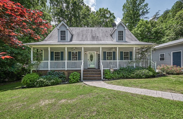 Laid-back lake house with porch, deck, grill, firepit, game room, AC, & W/D