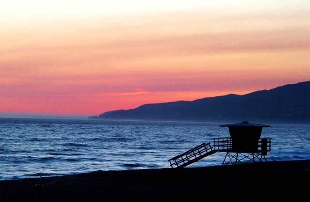 LAID BACK LIFESTYLE OF MALIBU - WALK TO THE BEACH!