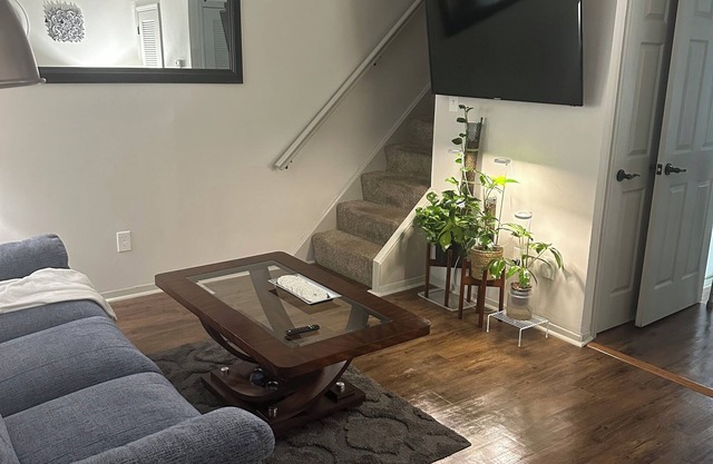 Laid Back Oasis Between The Airportn& Downtown