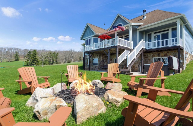 Lake Access, sled hill, fire pit, hot tub, FREE par-3 golf, pickleball/tennis