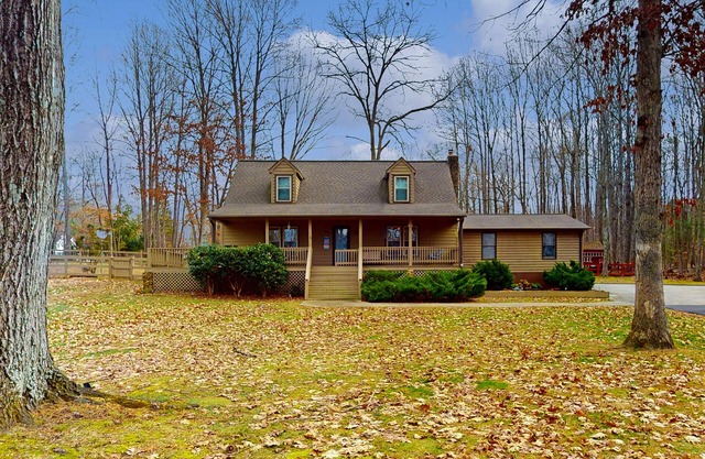 Lake Anna home on large corner lot with kayaks, paddleboard, firepit & grill