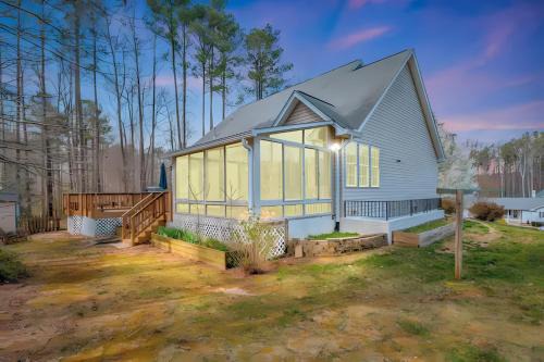 Lake Anna Lakeside Luxury 6BR w Game Room, Cinema, Hot tub and Grill
