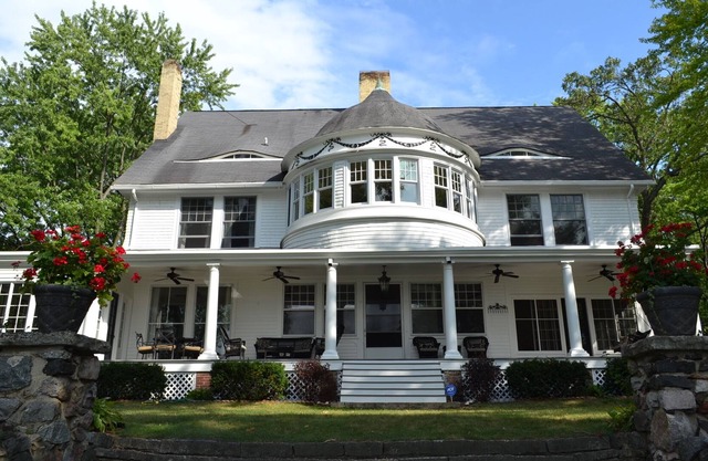 Lake Beulah Lakefront-Spectacular historic renovated estate