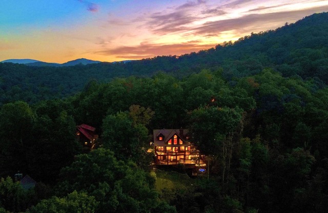 Lake Blue Ridge cabin! KAYAKS, Hot Tub, Mountain Views, Fenced yard, Paved roads