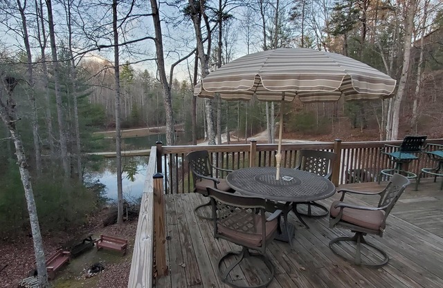 Lake Cabin, Prime Location, Quiet Gated Community, Wi-Fi, Smart TV's, Swim, Fish