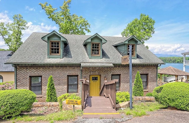 Lake Chatuge Bungalow - by Chatuge Home Concierge Lake and mountain view, fire pit, pet friendly