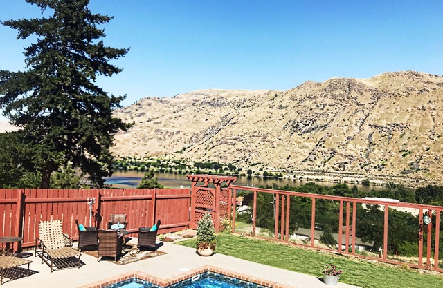 Lake Chelan: Private Pool, Hot Tub, Stunning Views, 7 Mins to Chelan Sleeps 6