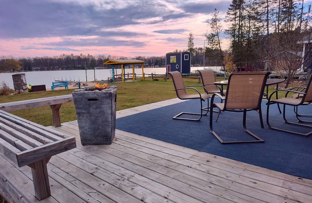LAKE COTTAGE! Wifi, tiki bar, nBeach, firepit, kayaks, PET