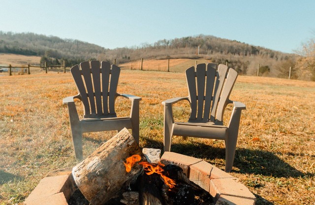 LAKE CUMBERLAND, FENCED YARD, FIRE PIT, HOT TUB, 100 meg internet, FIREPLACE