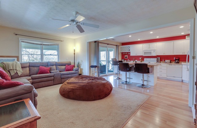 Lake Cumberland Resort Condo w/Direct Lake Access
