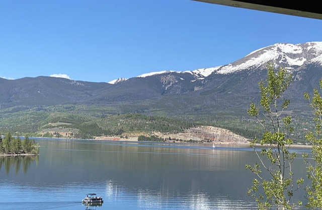 Lake Dillon + Mountain views, close to all the ski resorts and shopping!