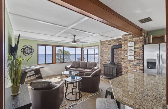 Lake Dora/Canal House Exceptional views! Close to downtown Tavares & Mount Dora!