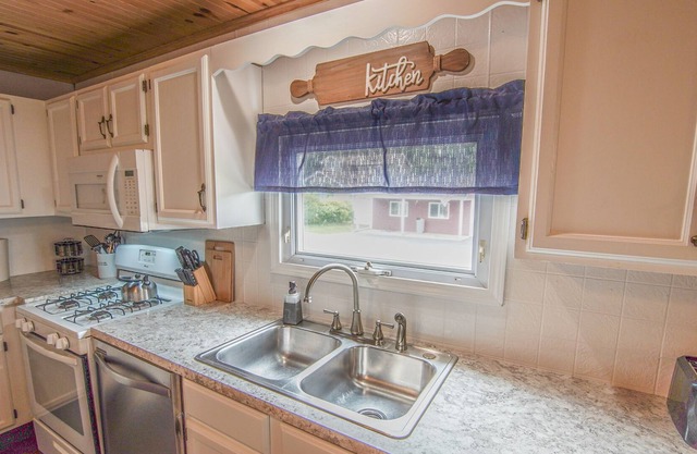 Lake Erie Family & Pet Friendly Home + Pool