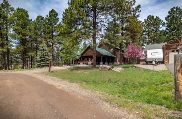 Lake Forest Lodge~near lake