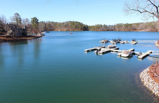 Lake Front Chalet 9.4 miles to Clemson University