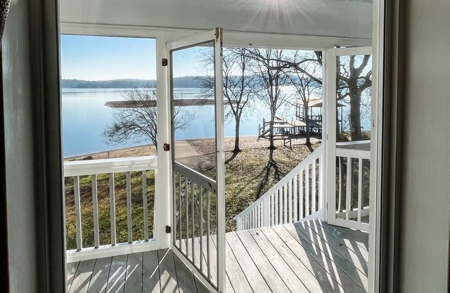 LAKE FRONT HOME! Sleeps 12. Bonus room with bunks, ping pong and playstation.