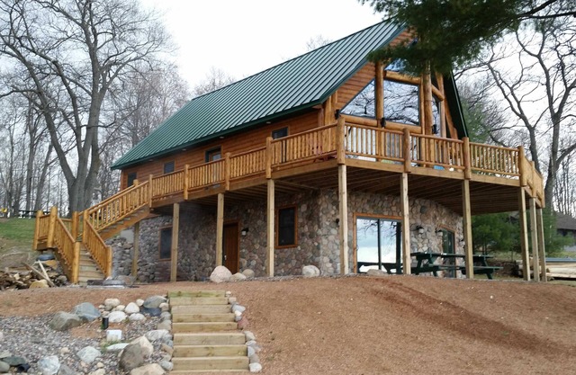 Lake Front Log Cabin With Beautiful Views